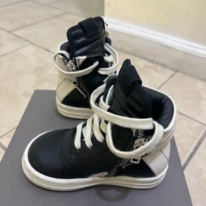 Rick Owen’s 22 (6c)